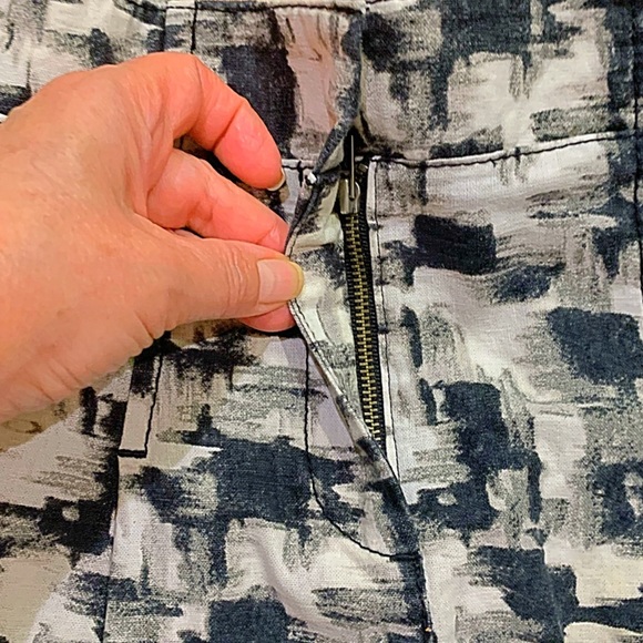 2/$30 Ann Taylor Skirt abstract print black, gray & ivory skater skirt Size 8 - Picture 7 of 10